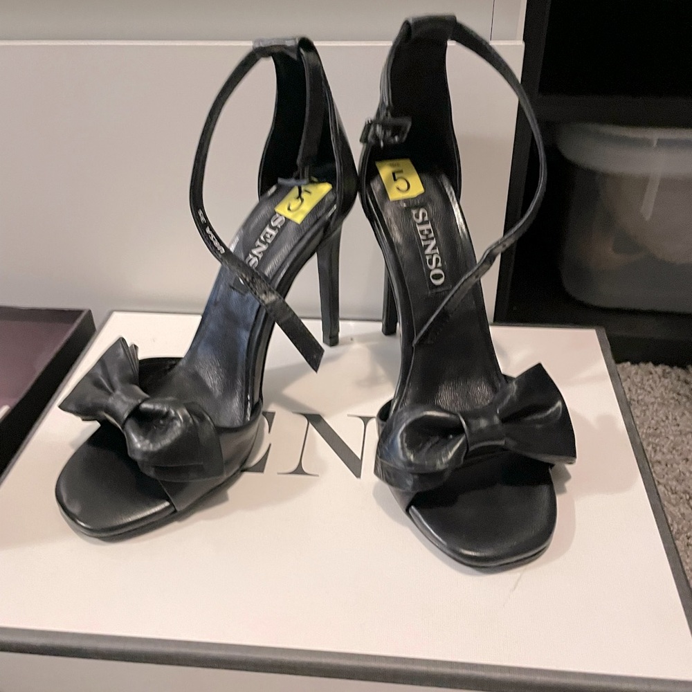 Cute bow sandals!